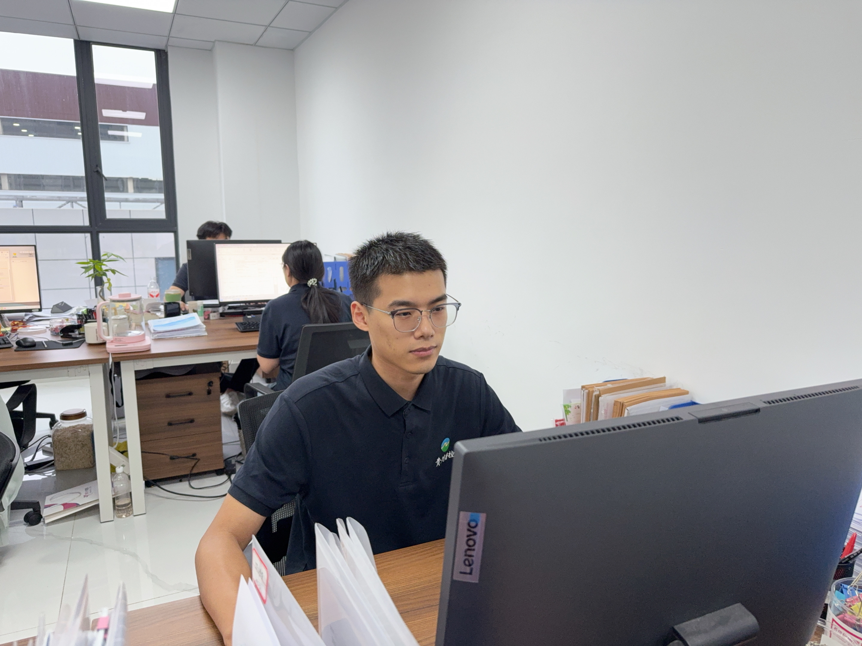 1760145576812.jpg 图为李鹏程在处理文件.jpg